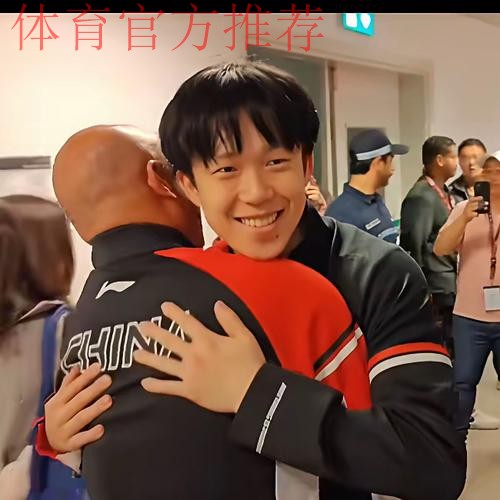 我们的故事 - 亚运男足小将亲吻护腿板告慰已故队友：替他实现国家队梦想